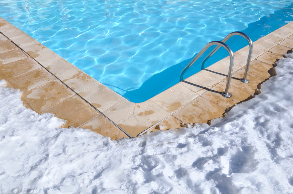 Czy trzeba spuszczać wodę z basenu na zimę?